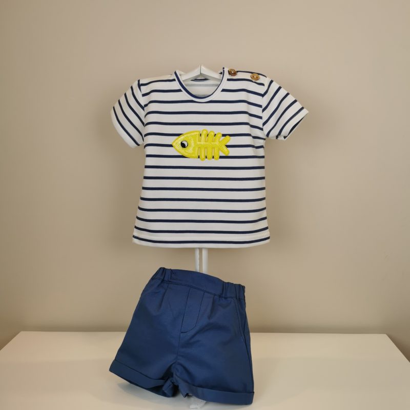 Camiseta punto de rayas marino,apertura en cuello con dos botones,  detalle de pez amarillo de lentejula. Bermuda de tela de algodón en marino,goma en cintura.